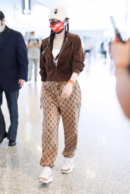 李小璐的打扮和她的年紀真不符，雖然衣服普通，可雙麻花辮是真嫩