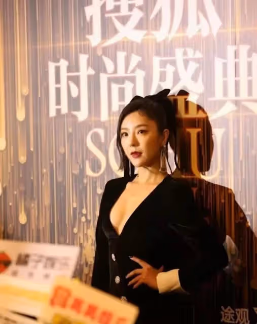 趙奕歡的身材也是出了名的好，穿小黑裙配大V領，曲線真「誘人」