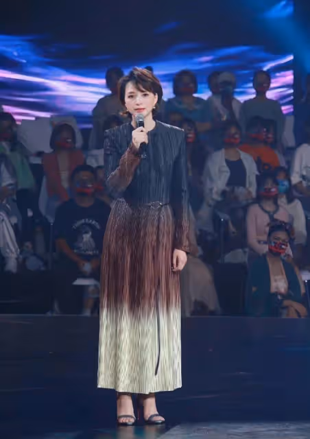 董卿也是歲月不敗美人！穿漸變裙透著溫婉優雅感，47歲狀態真不錯