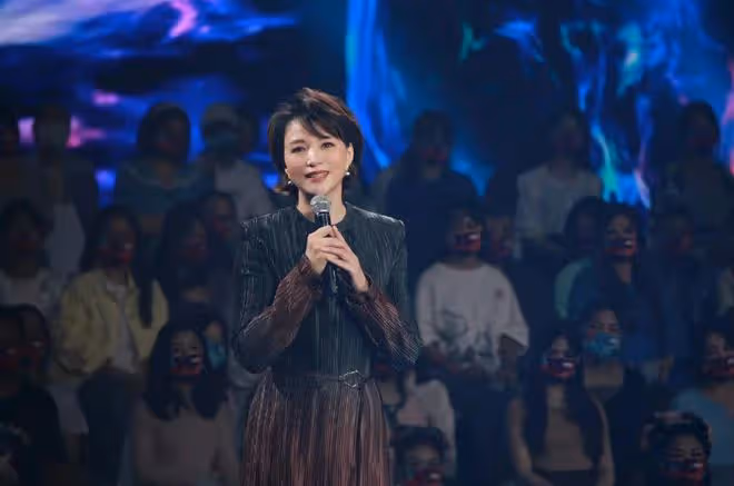 董卿也是歲月不敗美人！穿漸變裙透著溫婉優雅感，47歲狀態真不錯