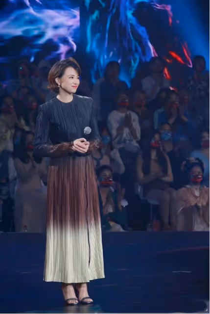 董卿也是歲月不敗美人！穿漸變裙透著溫婉優雅感，47歲狀態真不錯