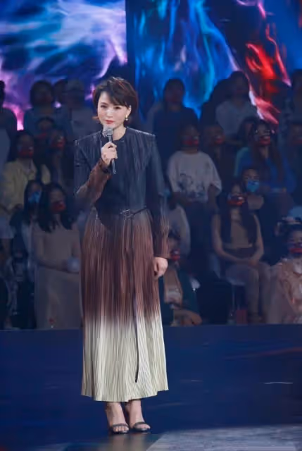 董卿也是歲月不敗美人！穿漸變裙透著溫婉優雅感，47歲狀態真不錯