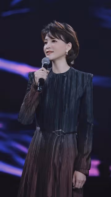 董卿也是歲月不敗美人！穿漸變裙透著溫婉優雅感，47歲狀態真不錯
