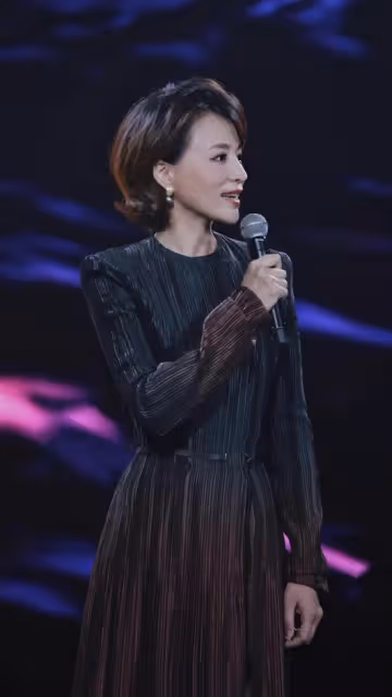 董卿也是歲月不敗美人！穿漸變裙透著溫婉優雅感，47歲狀態真不錯