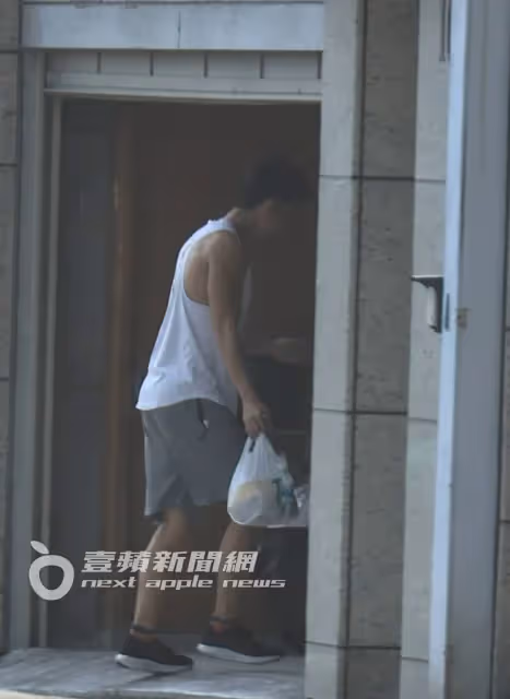壹蘋10點強打｜狄鶯滿手垃圾餿水！孫安佐交保限制住居　在家遛肌肌沒幫媽（狗仔直擊）