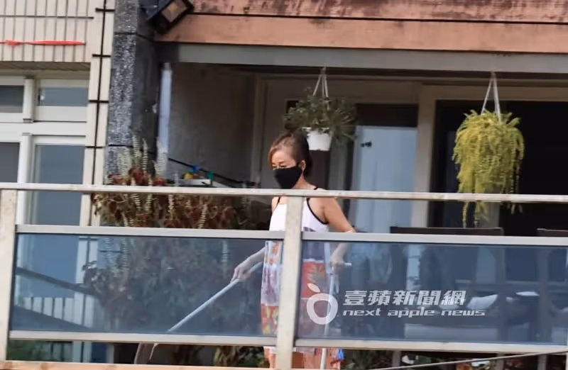 壹蘋10點強打｜狄鶯滿手垃圾餿水！孫安佐交保限制住居　在家遛肌肌沒幫媽（狗仔直擊）