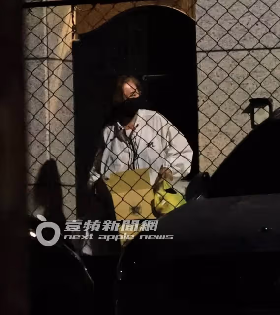 壹蘋10點強打｜狄鶯滿手垃圾餿水！孫安佐交保限制住居　在家遛肌肌沒幫媽（狗仔直擊）