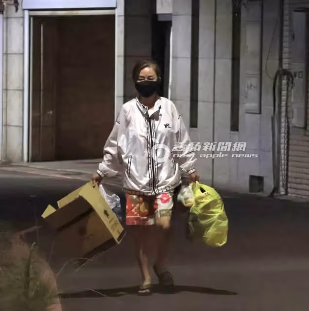壹蘋10點強打｜狄鶯滿手垃圾餿水！孫安佐交保限制住居　在家遛肌肌沒幫媽（狗仔直擊）