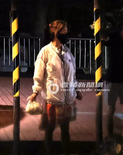 壹蘋10點強打｜狄鶯滿手垃圾餿水！孫安佐交保限制住居　在家遛肌肌沒幫媽（狗仔直擊）
