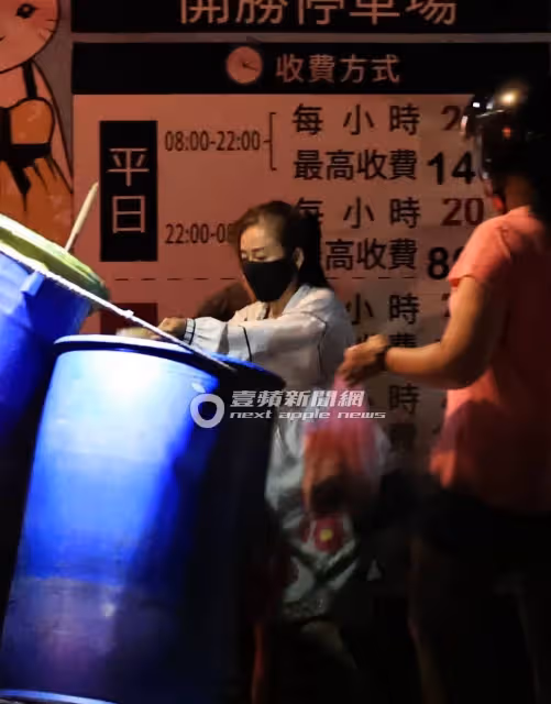 壹蘋10點強打｜狄鶯滿手垃圾餿水！孫安佐交保限制住居　在家遛肌肌沒幫媽（狗仔直擊）