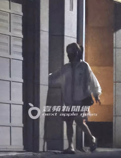 壹蘋10點強打｜狄鶯滿手垃圾餿水！孫安佐交保限制住居　在家遛肌肌沒幫媽（狗仔直擊）