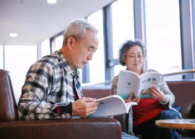 73歲丁克老人住養老院半年後,發出忠告:人這一生,一定要有孩子