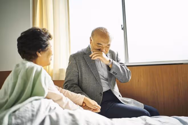 73歲丁克老人住養老院半年後,發出忠告:人這一生,一定要有孩子