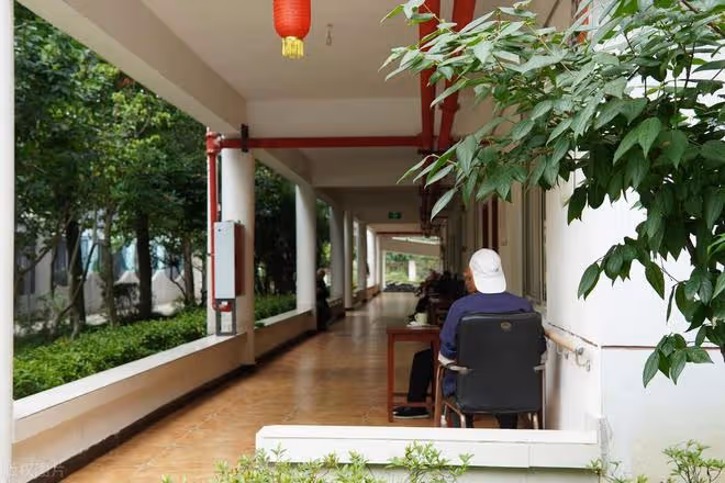 73歲丁克老人住養老院半年後,發出忠告:人這一生,一定要有孩子