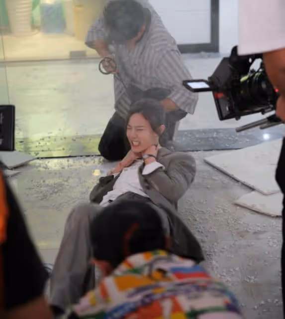 TVB花旦被猛男撞破天花板!險出意外!曾爆某男演員加吻戲遭雪藏
