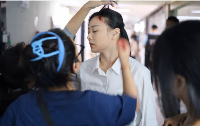 TVB花旦被猛男撞破天花板!險出意外!曾爆某男演員加吻戲遭雪藏