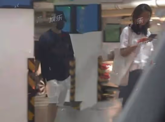 孫紅雷一家三口罕同框,6歲女兒身高接近爸爸肩膀,長得像爸爸!