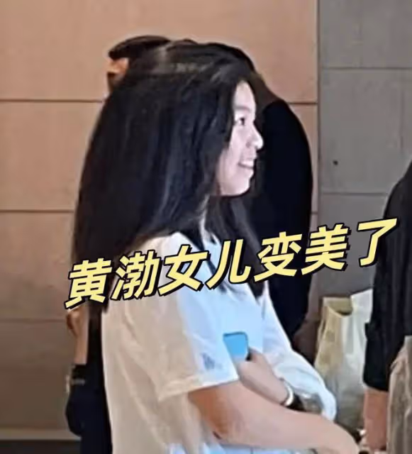 黃渤一家4口阿那亞被偶遇,夫妻倆無交流,大女兒正面太像媽媽!