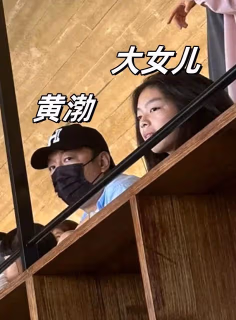 黃渤一家4口阿那亞被偶遇,夫妻倆無交流,大女兒正面太像媽媽!