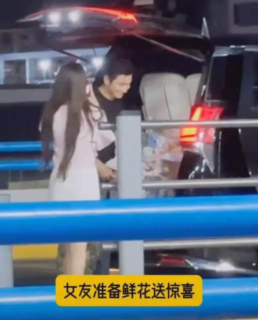 葉珂現身機場送黃曉明驚喜,買大束鮮花慶男友獲獎,男方滿眼寵溺