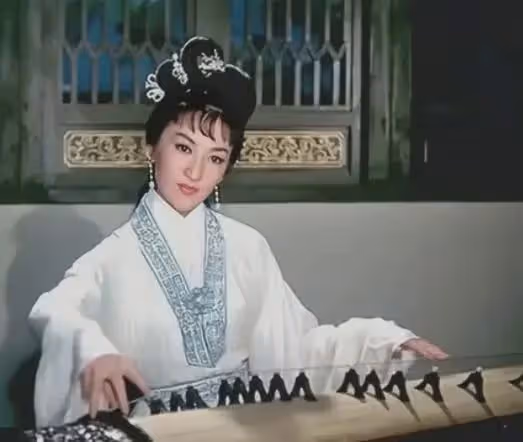 出生於名門望族，出道即巔峰，父親卻不支持她，終生不看她的戲