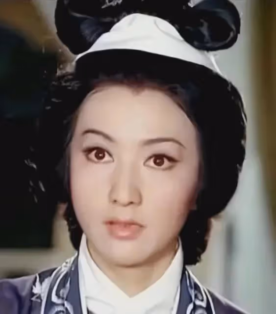 出生於名門望族，出道即巔峰，父親卻不支持她，終生不看她的戲