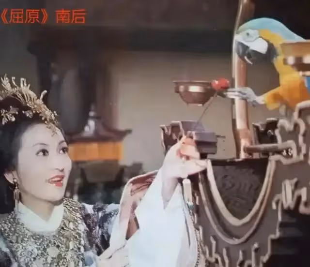 出生於名門望族，出道即巔峰，父親卻不支持她，終生不看她的戲