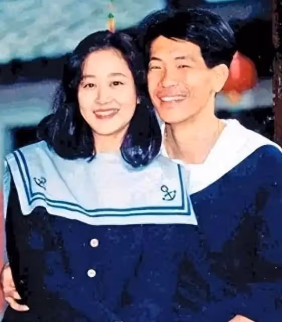 她17歲出道紅極一時，婚後卻遭閨蜜插足，43歲在家中燒炭自殺