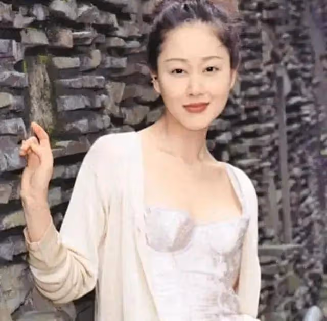 她17歲出道紅極一時，婚後卻遭閨蜜插足，43歲在家中燒炭自殺