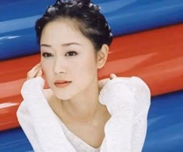 她17歲出道紅極一時，婚後卻遭閨蜜插足，43歲在家中燒炭自殺