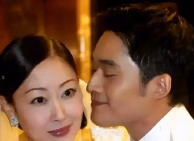 她17歲出道紅極一時,婚後卻遭閨蜜插足,43歲在家中燒炭自殺