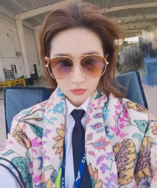 劉亦菲曬玫瑰劇照,與林更新一起比耶默契十足,霍建華低調出鏡!