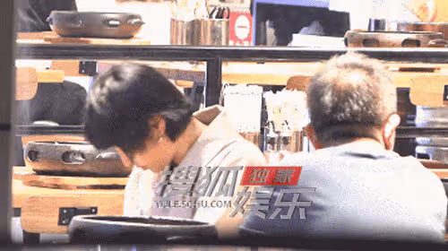 衝上熱搜!白百何被曝聚餐吃烤肉,大廳豪放吸菸!雖低調卻不合規