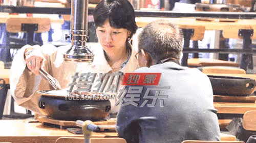 衝上熱搜!白百何被曝聚餐吃烤肉,大廳豪放吸菸!雖低調卻不合規