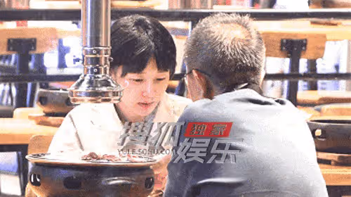 衝上熱搜!白百何被曝聚餐吃烤肉,大廳豪放吸菸!雖低調卻不合規