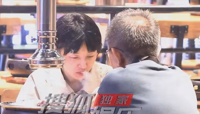 衝上熱搜!白百何被曝聚餐吃烤肉,大廳豪放吸菸!雖低調卻不合規