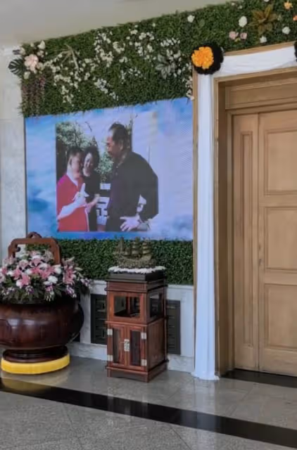 王鐵成追悼會大咖如雲,54歲痴呆兒子需人攙扶,輓聯令人淚灑當場