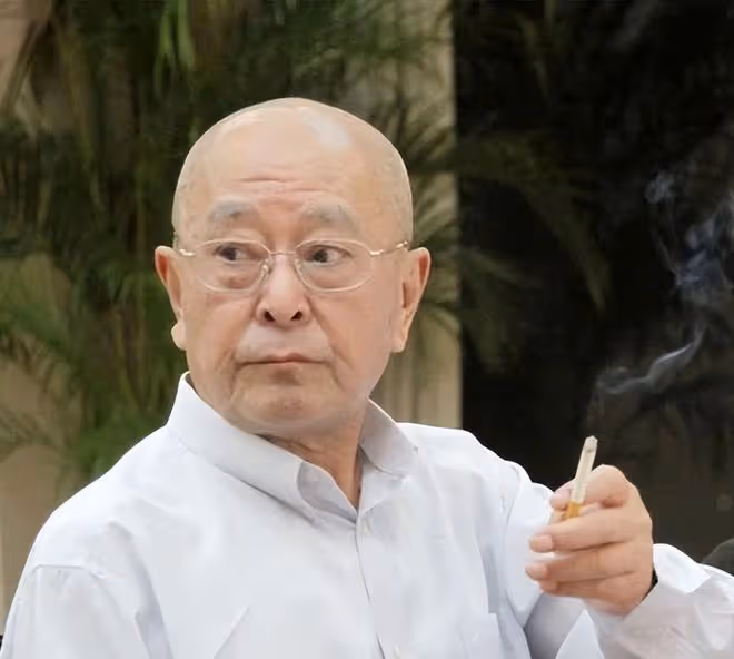 王鐵成追悼會大咖如雲,54歲痴呆兒子需人攙扶,輓聯令人淚灑當場