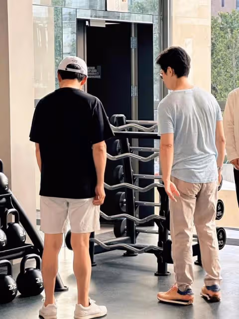 李健夫婦阿那亞看樓盤，小5歲妻子戴玉鐲好優雅，發福富態疑懷孕