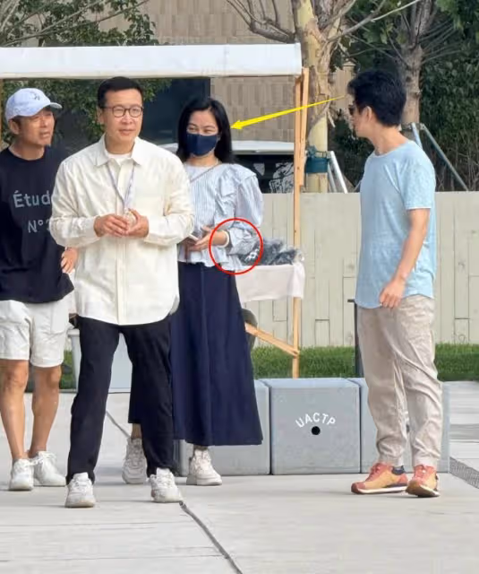 李健夫婦阿那亞看樓盤，小5歲妻子戴玉鐲好優雅，發福富態疑懷孕