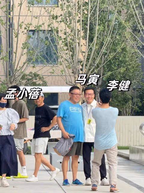 李健夫婦阿那亞看樓盤，小5歲妻子戴玉鐲好優雅，發福富態疑懷孕