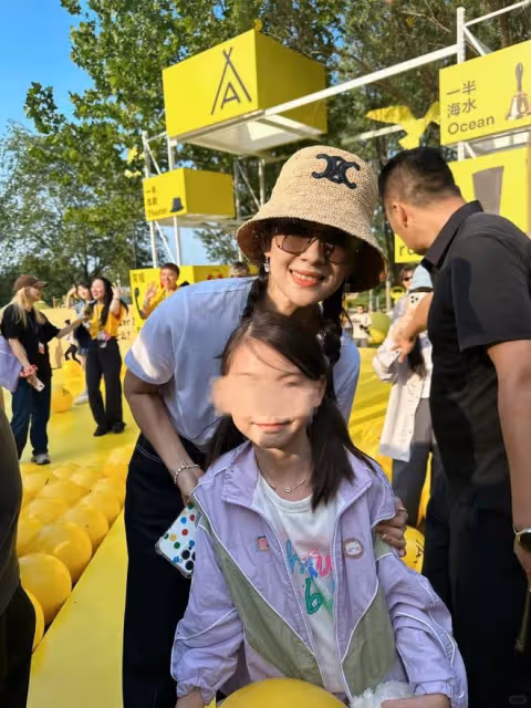 黃渤一家4口阿那亞被偶遇，夫妻倆無交流，大女兒正面酷似媽媽！