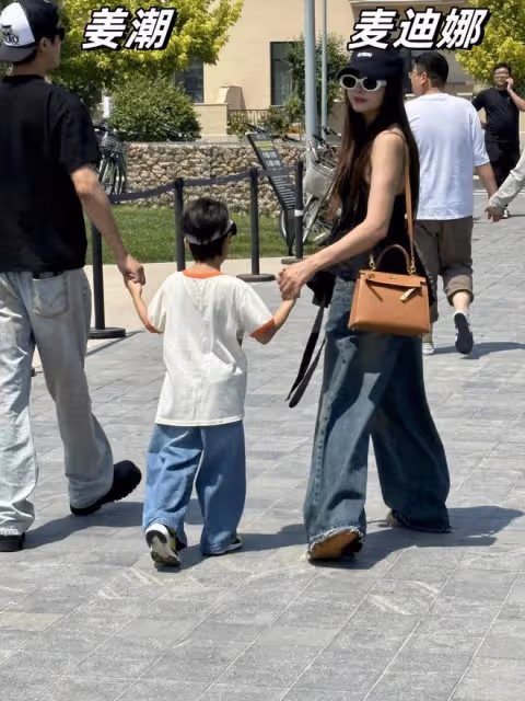 黃渤一家4口阿那亞被偶遇，夫妻倆無交流，大女兒正面酷似媽媽！