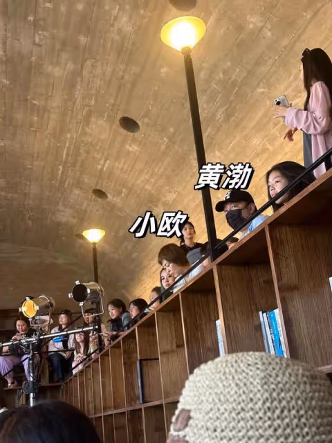黃渤一家4口阿那亞被偶遇，夫妻倆無交流，大女兒正面酷似媽媽！