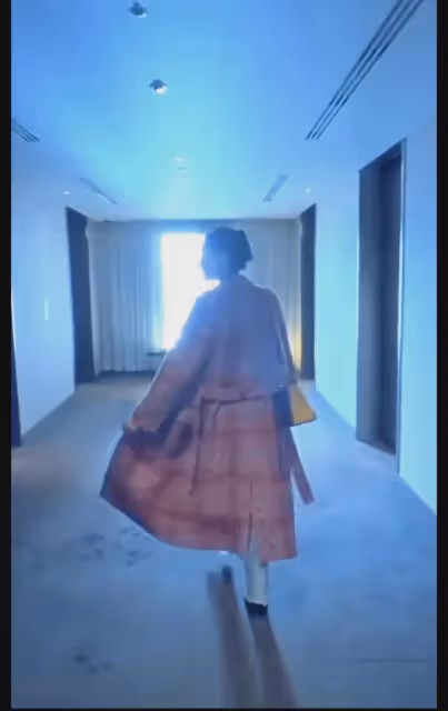 李嘉欣外媒曬電梯自拍遭吐槽，虎背熊腰胯寬鞋子太土，簡直辣眼！