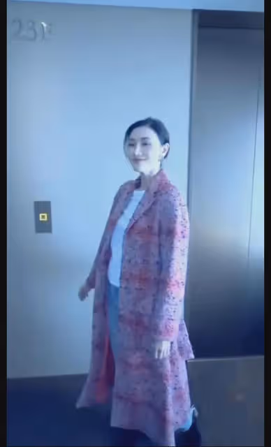 李嘉欣外媒曬電梯自拍遭吐槽，虎背熊腰胯寬鞋子太土，簡直辣眼！