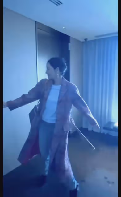 李嘉欣外媒曬電梯自拍遭吐槽，虎背熊腰胯寬鞋子太土，簡直辣眼！