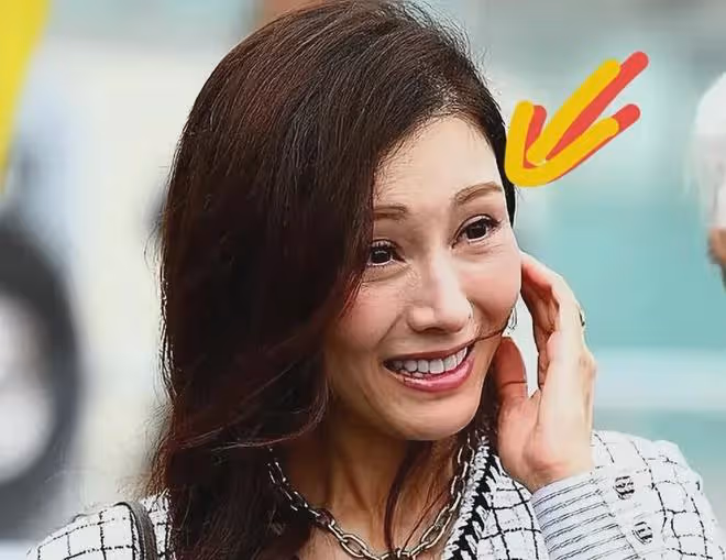 李嘉欣外媒曬電梯自拍遭吐槽，虎背熊腰胯寬鞋子太土，簡直辣眼！
