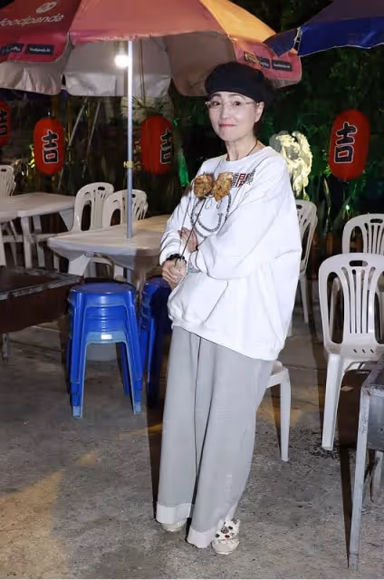 「石榴姐」苑瓊丹都快60了，但一身穿搭卻不顯老，說40歲也有人信
