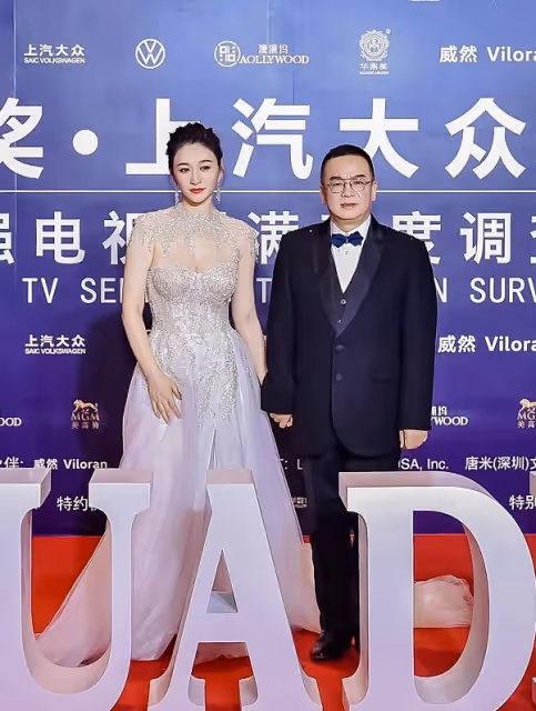 45歲的李小冉身材保持這樣真不容易，穿抹胸裙凹出性感曲線，真美